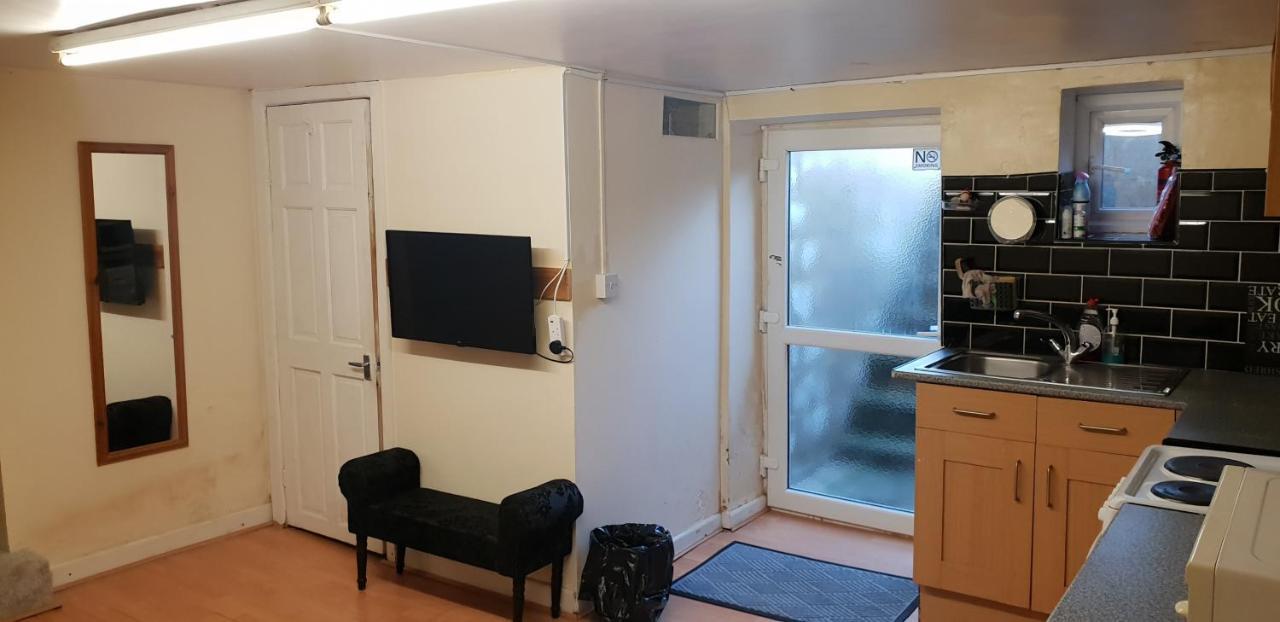 Private Basement Studio Flat With Modern Features Apartment Huddersfield Exterior photo